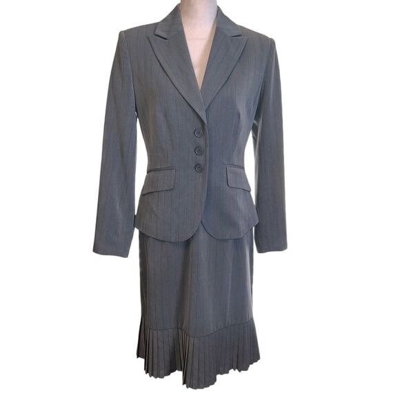 Metrostyle Stretch Gray Pinstriped 2 Piece Suit Skirt Set Size 6 Career Office - Picture 1 of 16
